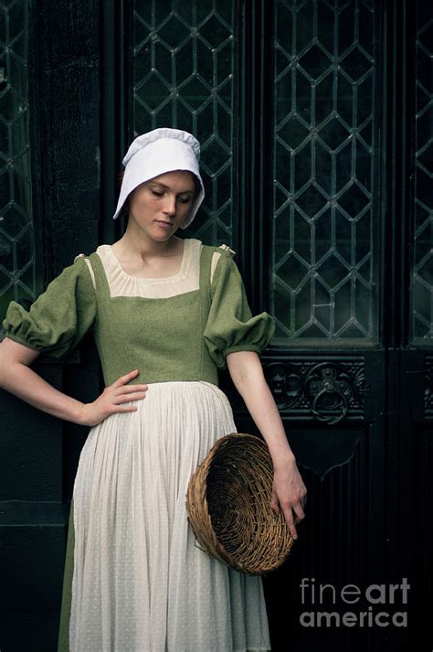 poor tudor women's clothes.